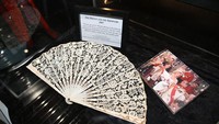 Kipas renda asli yang merupakan properti dalam film The Prince and the Showgirl yang dipajang di Museum Pop Up Marilyn Monroe dalam rangka memperingati 60 tahun kematiannya.  Foto: Getty Images/Michael Tullberg