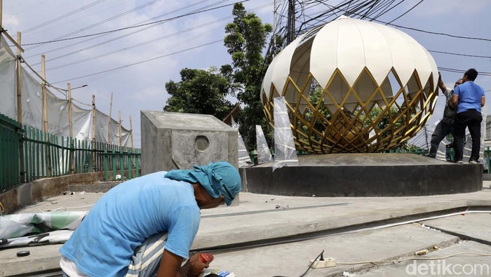 Pemkot Jaktim membangun Tugu Salak Condet di Jalan Dewi Sartika, sebagai upaya pelestarian tanaman buah. Saat ini pembangunan tugu masih berlangsung.