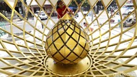 Pekerja tengah menyelesaikan pembangunan Tugu Salak Condet yang berada di Jalan Dewi Sartika, Jakarta Timur (Jaktim), Senin (8/8/2022).