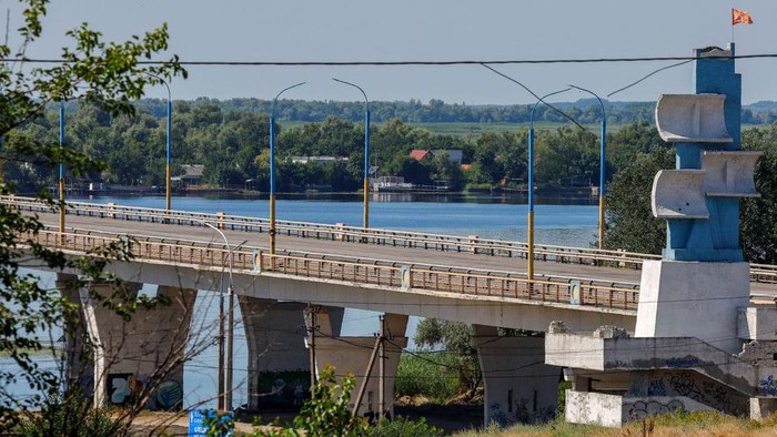 A general view shows the Antonivskyi (Antonovsky) bridge closed for civilians, after it reportedly came under fire during Ukraine-Russia conflict in the Russian-controlled city of Kherson, Ukraine July 27, 2022. REUTERS/Alexander Ermochenko