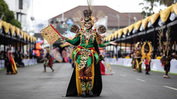 Tusukan sate yang menjadi hiasan kepala gadis ini menjadi sangat menarik. Ditambah oramen sate di atas piring yang berada di sebelah kanan kiri pundak gadis tersebut. Tusukan sate yang menjadi hiasan kepala gadis ini menjadi sangat menarik. Ditambah oramen sate di atas piring yang berada di sebelah kanan kiri pundak gadis tersebut.