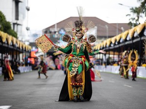 Jokowi dan Menteri Diajak Lenggak-lenggok di Jember Fashion Carnaval