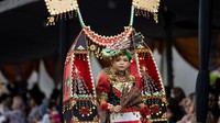 Bocah ini memakai kostum seperti tukang sate yang di pikul. Lengkap dengan gerobang pikulan, kipas serta sate yang ada di gerobak dan dipegang oleh gadis kecil ini. Unik dan menggemaskan ya.