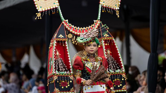 Jember Fashion Carnaval JEMBER, INDONESIA - AUGUST 07: A model performs during the Madurese National Cultural Arts - World Kids carnival as part of Jember Fashion Carnival on August 07, 2022 in Jember, Indonesia. (Photo by Robertus Pudyanto/Getty Images)