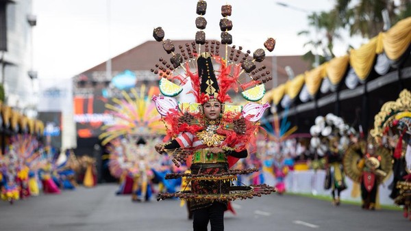 Gadis yang berjalan seperti model ini menggunakan kostum sate yang terihat lengkap dengan acar, bawang merah serta jeruk nipis. Gadis yang berjalan seperti model ini menggunakan kostum sate yang terihat lengkap dengan acar, bawang merah serta jeruk nipis.