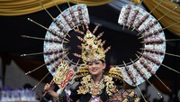 Gadis ini menggunakan kostum yang sayapnya seolah-olah adalah sate yang sedang dibakar di atas panggangan.