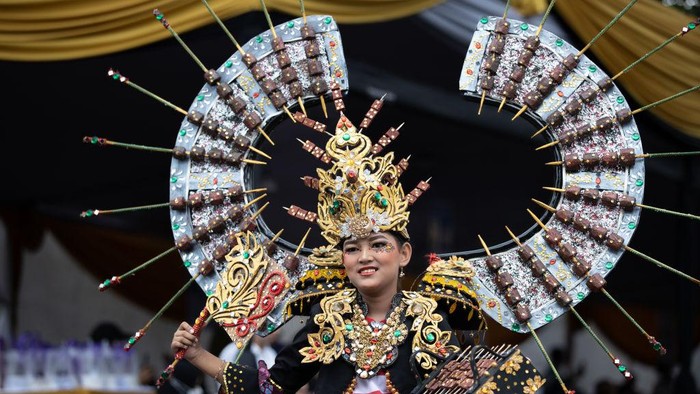 JEMBER, INDONESIA - AUGUST 07: A model performs during the Madurese National Cultural Arts - World Kids carnival as part of Jember Fashion Carnival on August 07, 2022 in Jember, Indonesia. (Photo by Robertus Pudyanto/Getty Images)