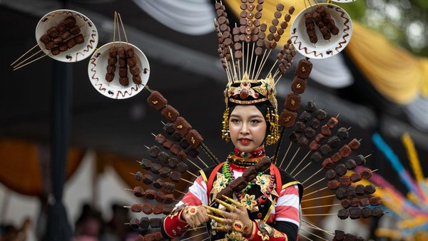 Beberapa tusuk sate yang menjadi hiasan punggung gadis berhijab ini. Terlihat sate tersebut seperti selesai dibakar. Beberapa tusuk sate yang menjadi hiasan punggung gadis berhijab ini. Terlihat sate tersebut seperti selesai dibakar.