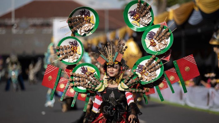 JEMBER, INDONESIA - AUGUST 07: A model performs during the Madurese National Cultural Arts - World Kids carnival as part of Jember Fashion Carnival on August 07, 2022 in Jember, Indonesia. (Photo by Robertus Pudyanto/Getty Images)