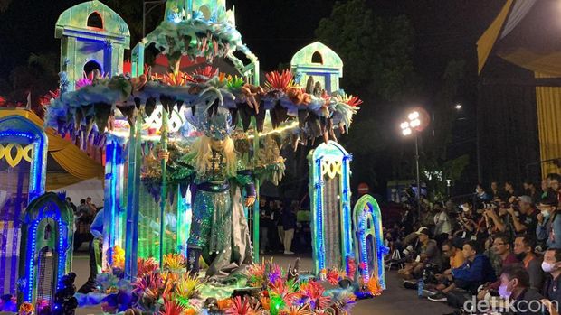 JFC 2022 Jember Fashion Carnaval (JFC) 2022 sampai pada puncaknya, Minggu (7/8) malam. Banyak yang hadir menyaksikan kemeriahannya.