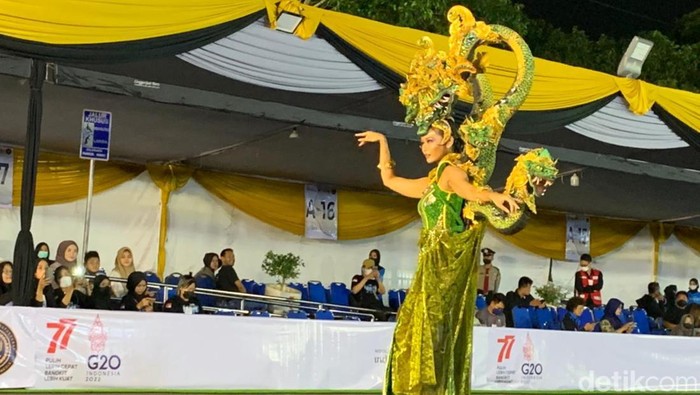 Jember Fashion Carnaval (JFC) 2022 sampai pada puncaknya, Minggu (7/8) malam. Banyak yang hadir menyaksikan kemeriahannya.