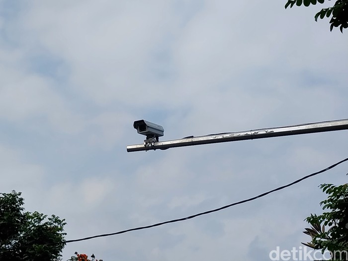 Kamera ETLE yang terpasang di Simpang BCA, Kota Batu.