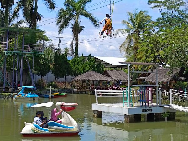 Wahana wisata Kampoeng Jati Selfie and Adventures di Cianjur