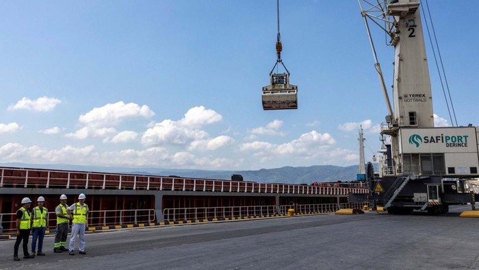 Kapal Kargo Angkut Gandum Ukraina Tiba di Turki Setelah berlayar dari Ukraina, akhirnya kapal kargo Polarnet tiba di Turki, Senin (8/8) waktu setempat. Kapal kargo itu mengangkut gandum dari Ukraina.