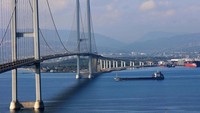 Kapal kargo yang mengangkut gandum melewati bawah Jembatan Osmangazi di Teluk Izmit, Turki, Senin (8/8/2022).