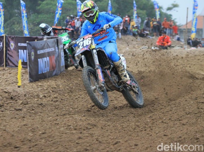 Usai sudah Kejurnas Motocross seri pertama di Lamongan. Hasil membanggakan diraih kakak beradik asal Lamongan, Ananda Rigi dan Marcelino Rigi, yang meraih podium kedua di Kejurnas Motocross IndoMX seri pertama, di Sirkuit Jotosanur Lamongan, Minggu (7/8/2022).