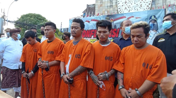 Kelima pelaku spesialis jambret wisatawan asing tangkapan Polsek Kuta dihadirkan saat konferensi pers di Ground Zero Monument, Desa Legian, Kecamatan Kuta, Kabupaten Badung, Senin (8/8/2022) sore.