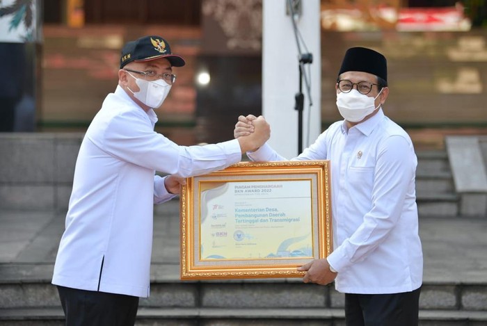Kemendes Sabet 2 Penghargaan Bidang Kepegawaian dari BKN