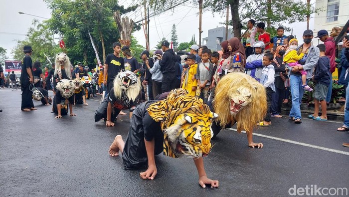 Kirab 1000 bantengan di Kota Batu