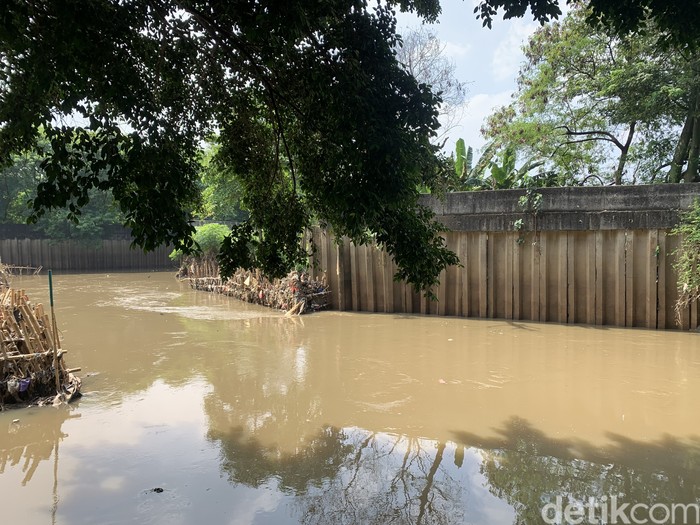 Kondisi Kali Angke yang menanti turap antibanjir di kawasan Kembangan Utara, RT7/RW1, Jakarta Barat, 8 Agustus 2022. (Mulia Budi/detikcom)