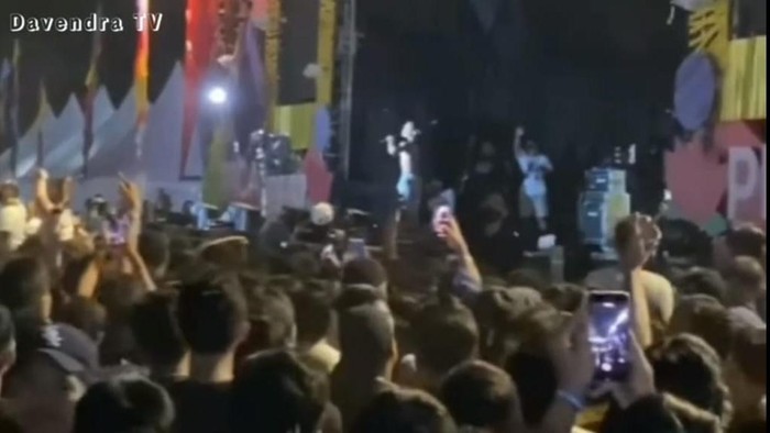 Konten kreator Bali dengan nama Otot Kering dilempari botol minum ketika berada di main panggung Pica Fest pada Jumat (5/8/2022) malam