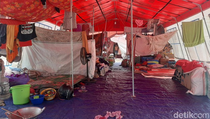 Korban kebakaran di Kendari masih mengungsi di tenda pengungsian. (Nadhir/detikcom)