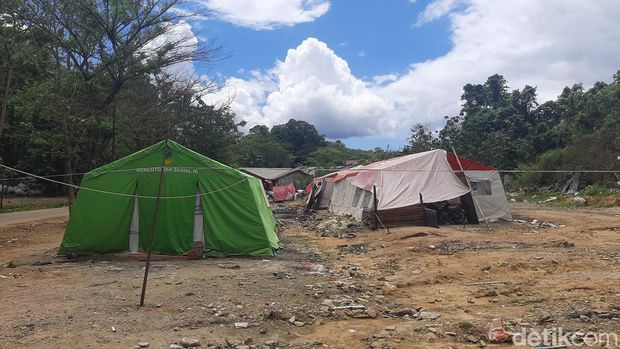 Korban kebakaran di Kendari masih mengungsi di tenda pengungsian. (Nadhir/detikcom)