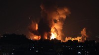 Kobaran api dan kepulan asap membumbung tinggi di sebuah gedung kota Gaza, Jumat (5/8). Menurut pihak berwenang Gaza, setidaknya 311 orang terluka akibat kejadian ini. Militan Palestina juga telah meluncurkan ratusan roket yang mengarah ke kota-kota Israel, termasuk Tel Aviv dan Ashkelon. Sejauh ini, dua warga Israel terluka saat para warga sipil tengah bergegas berlari ke tempat perlindungan karena serangan tembakan roket tersebut.