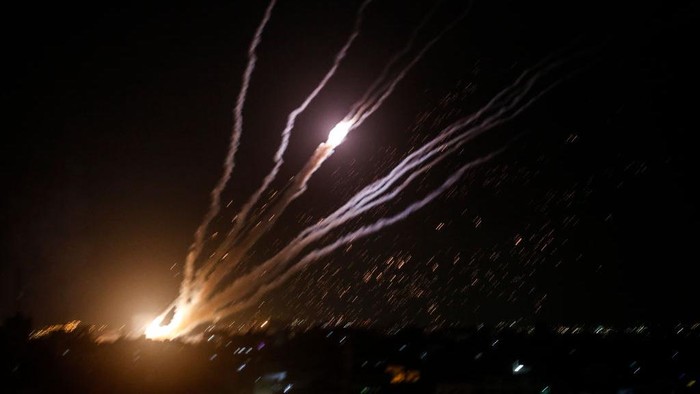 Gencatan senjata antara Israel, dan Jihad Islam Palestina disepakati pada Minggu malam. Konflik tiga hari tersebut menewaskan 44 warga Palestina termasuk anak-anak.