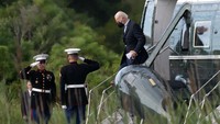 Presiden AS Joe Biden turun dari sebuah helikopter di Cape Henlopen State Park, Minggu (7/8). Joe Biden pun menyambut baik gencatan senjata yang dimulai kemarin (07/08) malam. Biden menambahkan bahwa dia mendukung penyelidikan atas laporan para korban sipil.