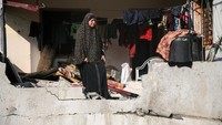 Seorang wanita mengamati lingkungan tempat tinggalnya yang rusak usai gencatan senjata, Minggu (7/8). Gencatan senjata secara resmi dimulai pada pukul 23.30 malam (20.30 GMT). Gencatan bertujuan untuk membendung pertempuran terburuk di Gaza sejak perang 11 hari tahun lalu yang menghancurkan wilayah pesisir Palestina.