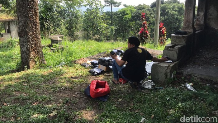 Kurir paket menyortir barang di i TPU Taman Rohmat , Kota Sukabumi
