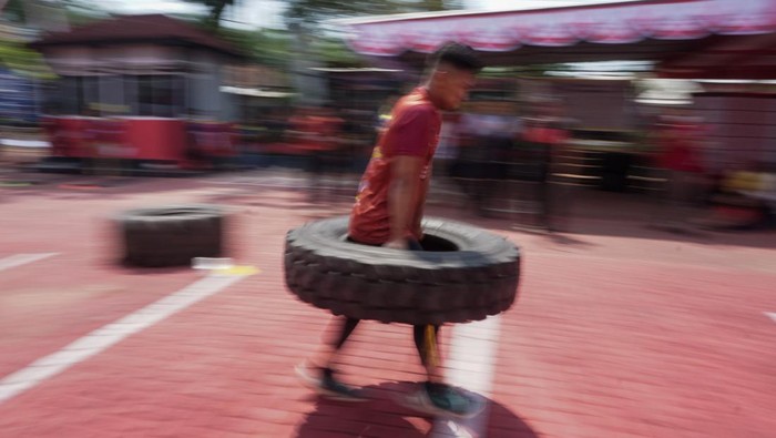 LOMBA CROSSFIT LAPAS BATANG Peserta mengangkat ban ukuran besar saat mengikuti lomba Crossfit di Lapas Kelas IIB Kabupaten Batang, Jawa Tengah, Sabtu (6/8/2022). Dalam rangka menyambut HUT ke-77 Kemerdekaan RI dan Hari Dharma Karya Dhika ke-77 tahun 2022, Lapas Kelas IIB Kabupaten Batang mengadakan lomba