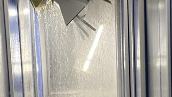 Ruang server kebanjiaran. Foto: Reddit