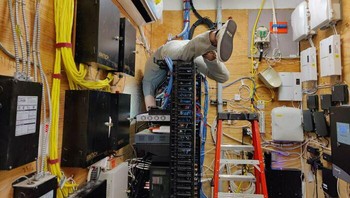 Aksi tim IT yang merapihkan perangkat. Foto: Reddit