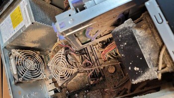 Membersihkan dalam CPU. Foto: Reddit