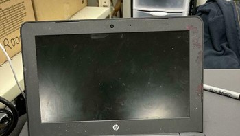 Laptopnya ketumpahan cat. Foto: Reddit