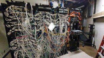 Merapihkan kabel LAN. Foto: Reddit