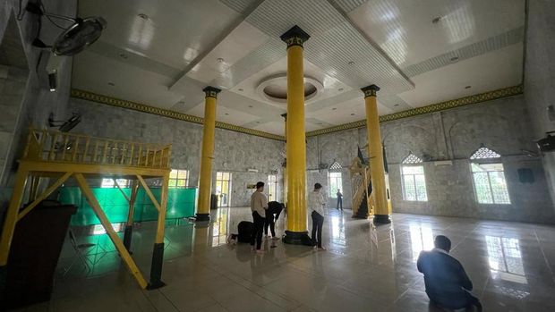 Tiang Masjid berbalut warna kuning.