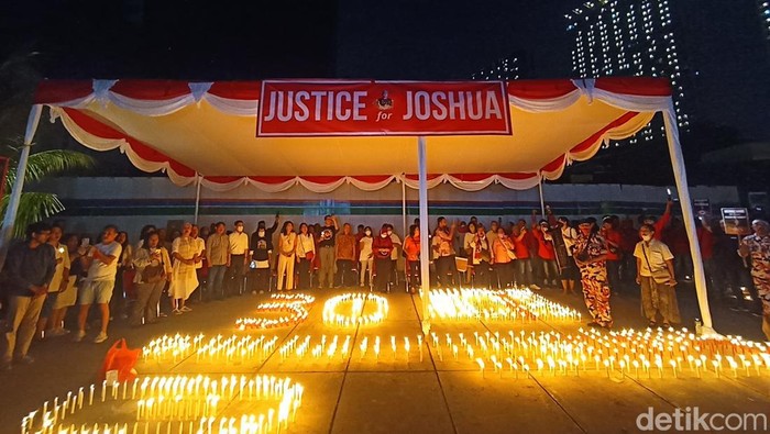 Masyarakat yang tergabung dalam civil society Indonesia (CSI) menyalakan 3000 lilin di Taman Ismail Marzuki untuk menuntut keadilan atas kematian Brigadir J (Wildan Noviansyah/detikcom)