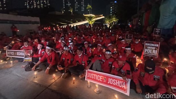 Masyarakat yang tergabung dalam civil society Indonesia (CSI) menyalakan 3000 lilin di Taman Ismail Marzuki untuk menuntut keadilan atas kematian Brigadir J (Wildan Noviansyah/detikcom)