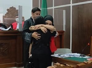 Terungkap! Ini Sebab Medina Zein Pingsan di Sidang