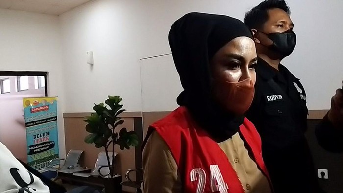Medina Zein menjalankan sidang pencemaran nama baik.