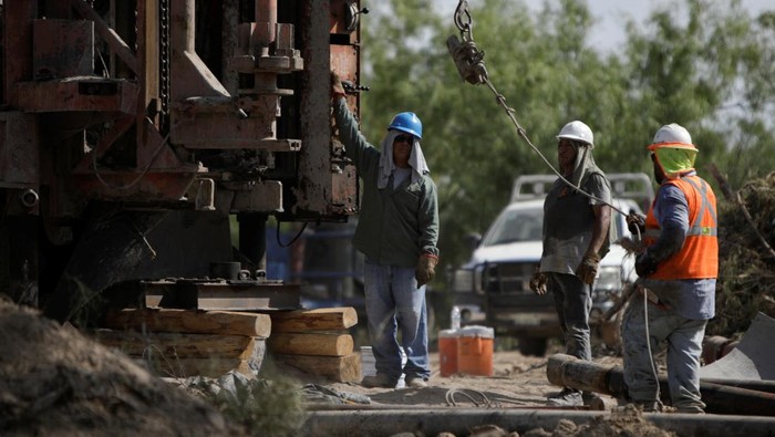 Mexico's President Andres Manuel Lopez Obrador visits a coal mine that collapsed leaving miners trapped in Sabinas, Coahuila state, Mexico August 7, 2022. Mexico Presidency/Handout via REUTERS THIS IMAGE HAS BEEN SUPPLIED BY A THIRD PARTY. MANDATORY CREDIT. NO RESALES. NO ARCHIVES.