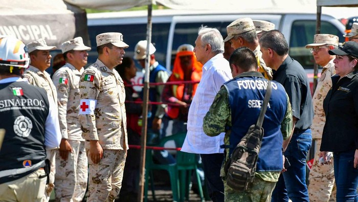 Mexico's President Andres Manuel Lopez Obrador visits a coal mine that collapsed leaving miners trapped in Sabinas, Coahuila state, Mexico August 7, 2022. Mexico Presidency/Handout via REUTERS THIS IMAGE HAS BEEN SUPPLIED BY A THIRD PARTY. MANDATORY CREDIT. NO RESALES. NO ARCHIVES.