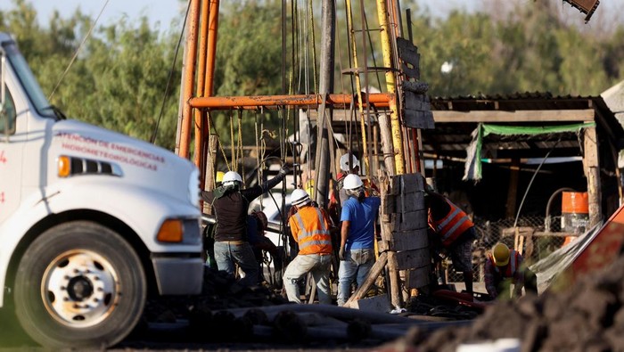 Melihat Proses Penyelamatan 10 Penambang yang Terjebak di Meksiko Mexico's President Andres Manuel Lopez Obrador visits a coal mine that collapsed leaving miners trapped in Sabinas, Coahuila state, Mexico August 7, 2022. Mexico Presidency/Handout via REUTERS THIS IMAGE HAS BEEN SUPPLIED BY A THIRD PARTY. MANDATORY CREDIT. NO RESALES. NO ARCHIVES.