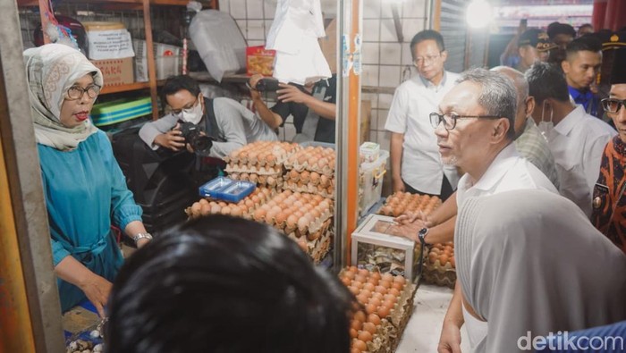 Mendag Zulhas sidak di Pasar Raya Padang.
