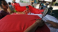 Bendera merah putih itu sepanjang 50 meter dan lebar 2,5 meter.
