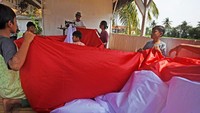 Pembuatan bendera merah putih raksasa itu untuk menyambut HUT ke-77 RI.