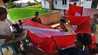 Nantinya bendera raksasa itu akan dikibarkan untuk menyemarakkan HUT RI.